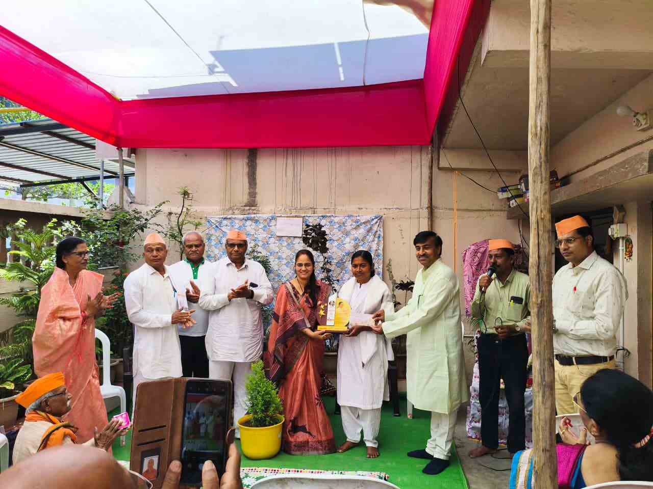 गुरुदेव प्रचारिका सुश्री गंगा काकडे स्व.ना.भ. कापकर पुरस्काराने सन्मानित